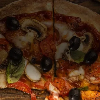Pizza Diavola mit pikantem Salami und Peperoncino.