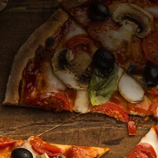Pizza Margherita mit Tomatensauce und Mozzarella.