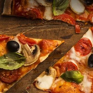 Pizza Dolce Vita mit Parmaschinken und Burrata.